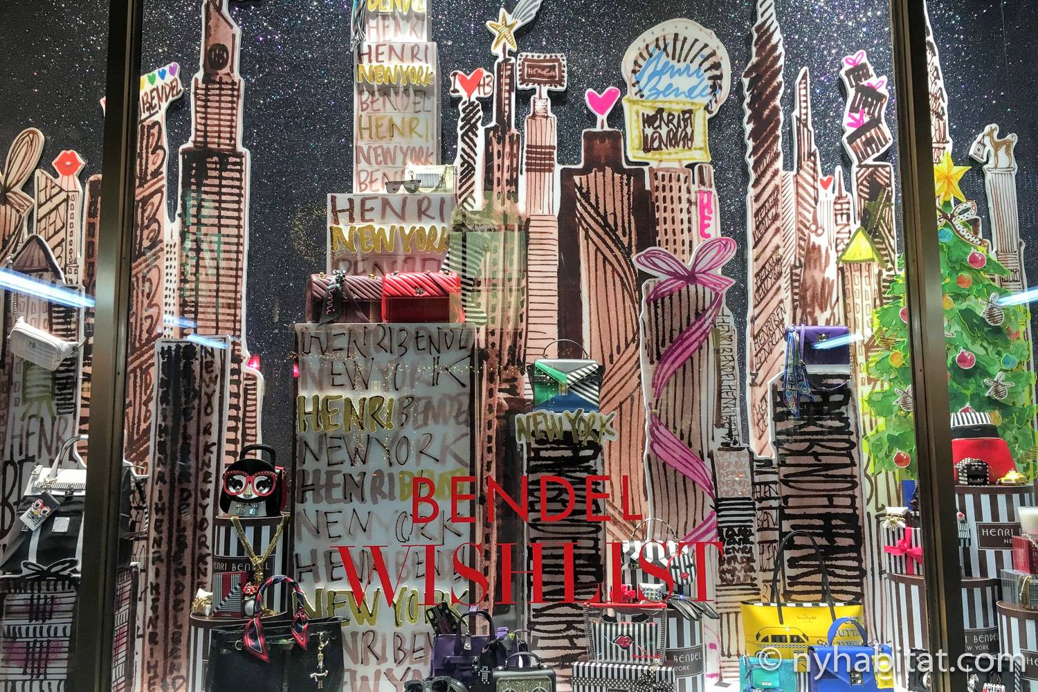 Photo de la vitrine 2018 de Henri Bendel avec la skyline de New York, construite à partir de boîtes à chapeaux.