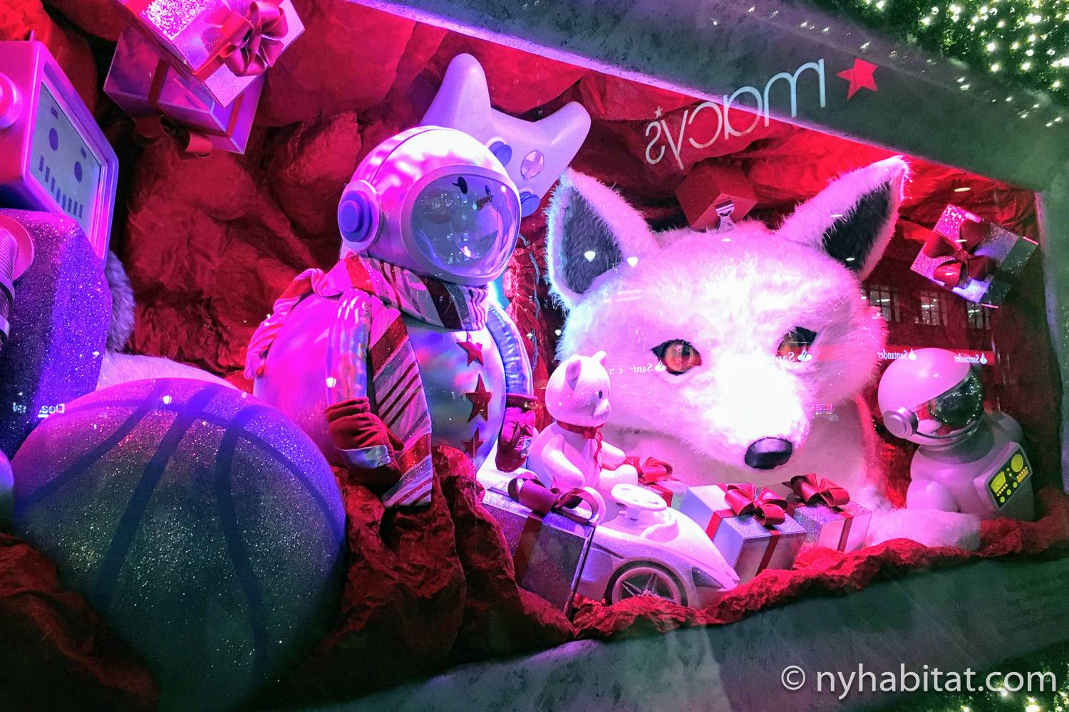 Photo de la vitrine 2018 de Macy’s avec Sunny, le bonhomme de neige.
