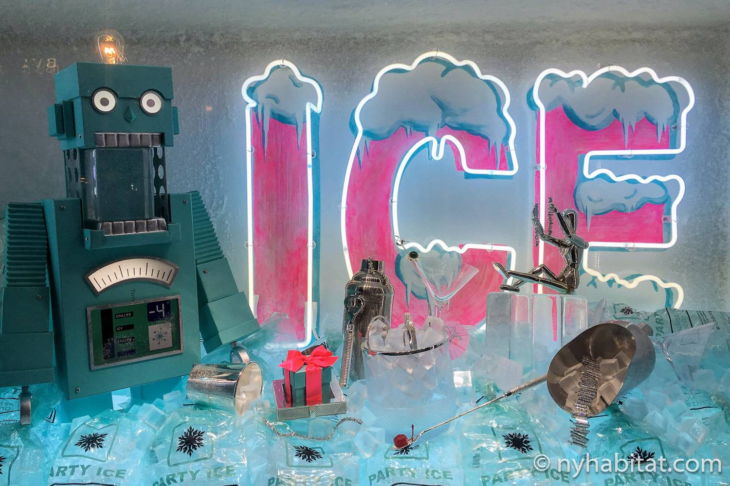 Photo de la vitrine 2018 de Tiffany & Co. sur le thème des robots.