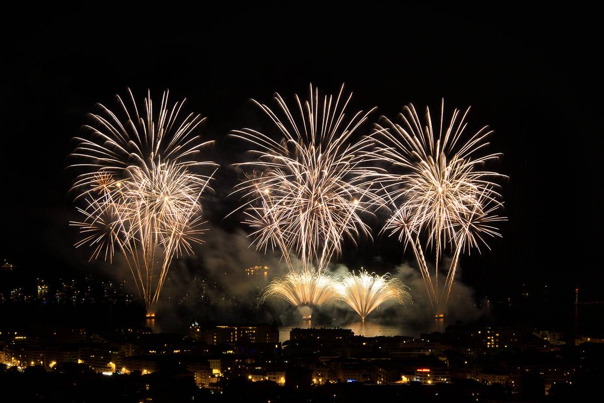 Photo d’un feu d’artifice dans la baie de Cannes.
