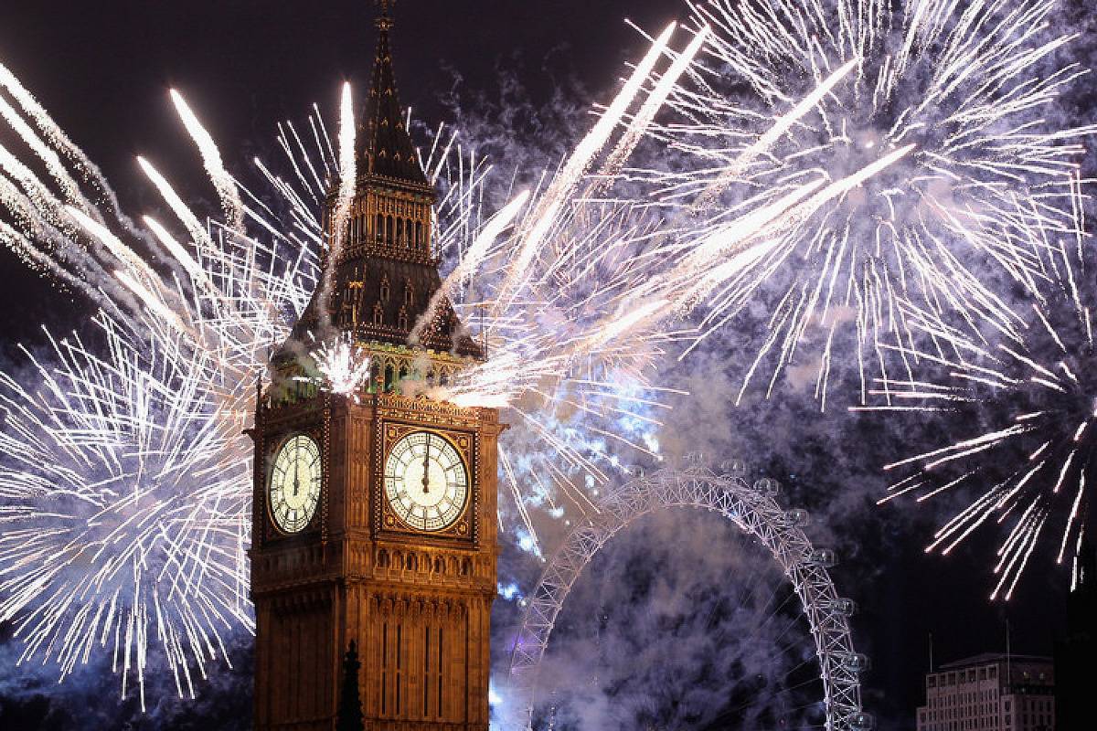 Photo de Big Ben pendant le feu d’artifice du Nouvel An.