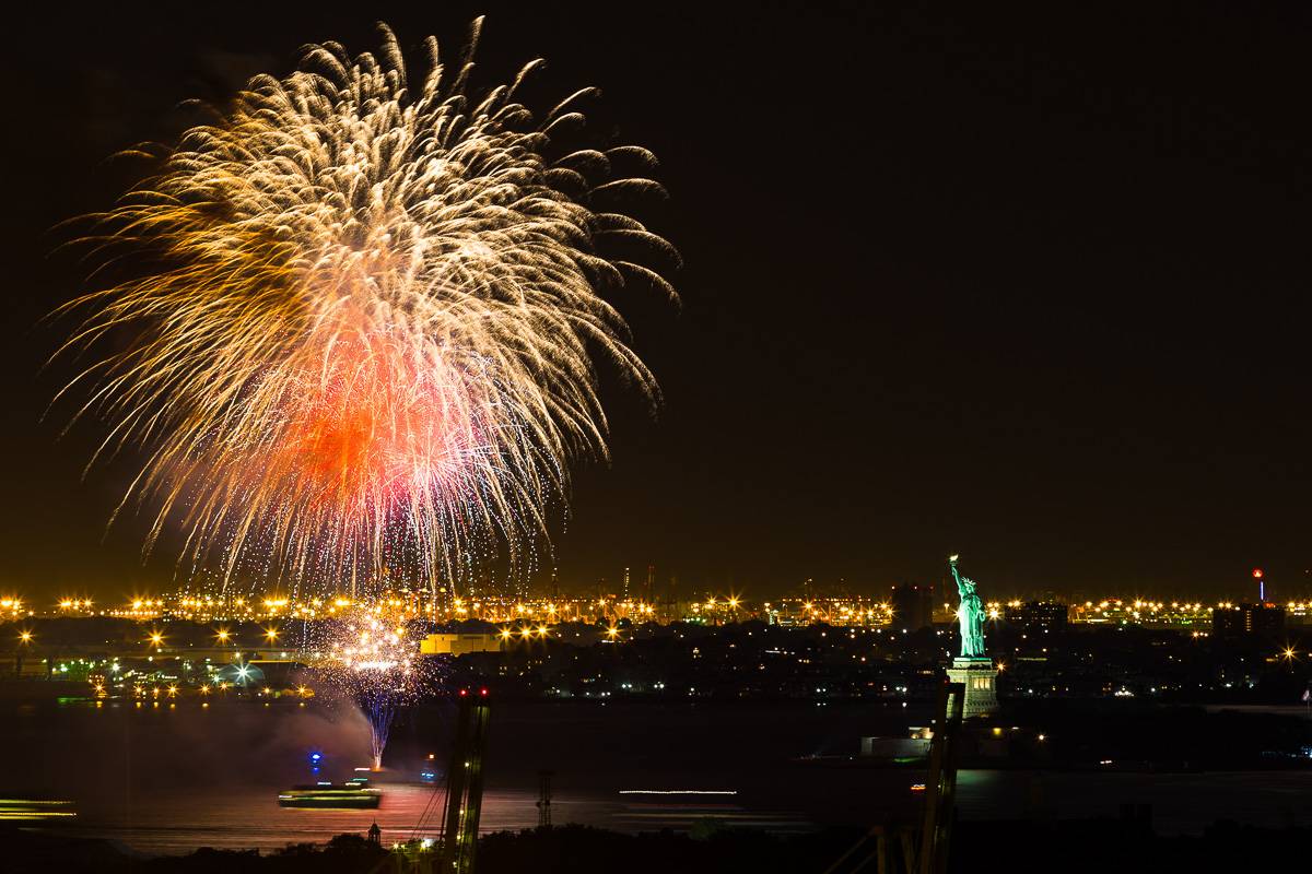 Photo du port de New York et de la statue de la Liberté pendant le feu d’artifice.
