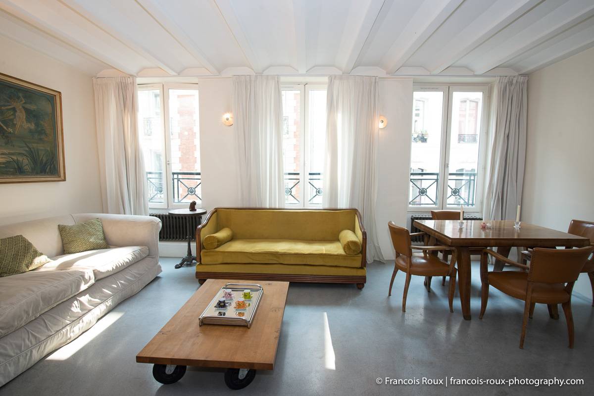 Photo du salon de l’appartement PA-4099 avec un canapé et des portes-fenêtres.