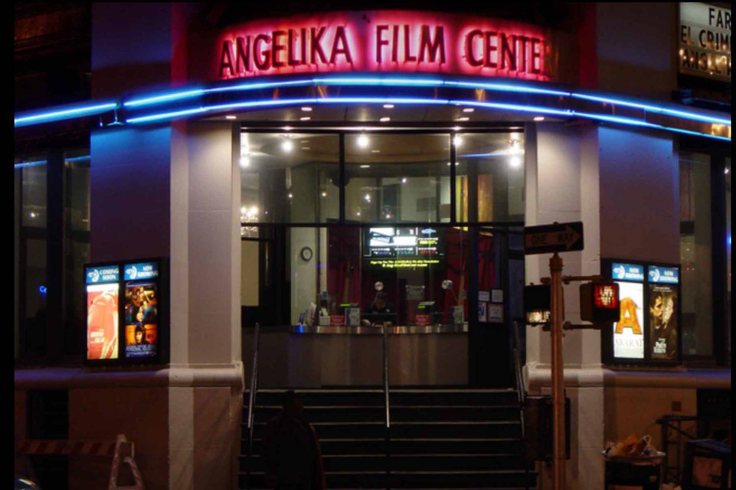 Photo de l’enseigne lumineuse de l’entrée de l’Angelika Film Center.
