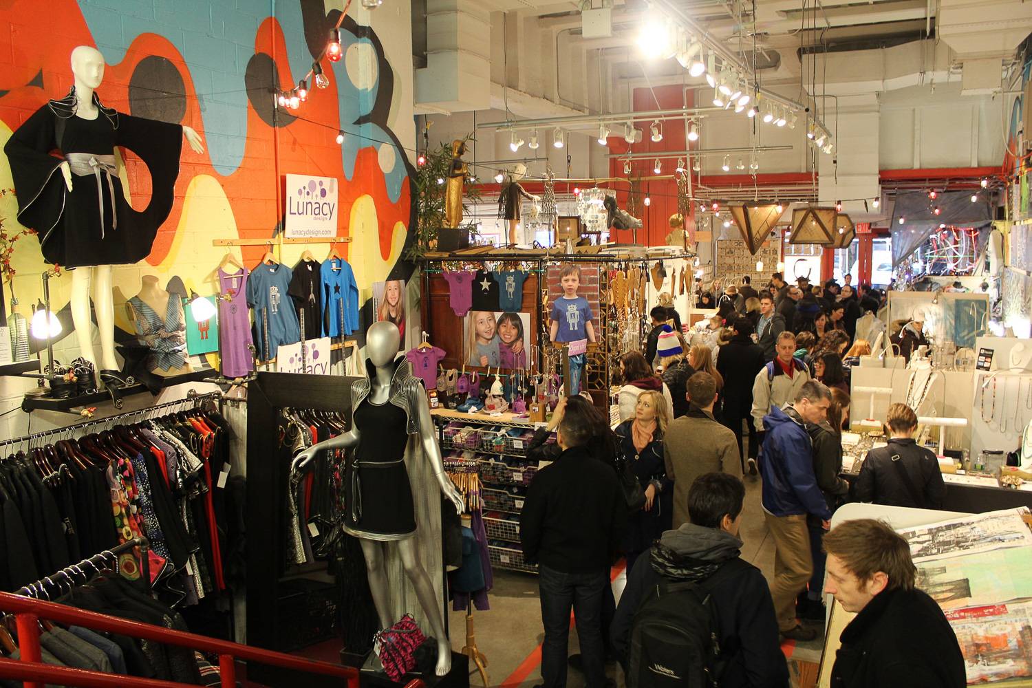 Photo de personnes en train de flâner dans le marché aux puces Artists & Fleas du Chelsea Market.