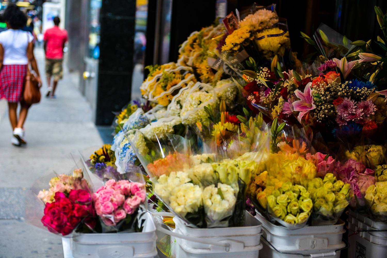 Photo de fleurs sur le trottoir devant la vitrine d'un fleuriste du marché aux fleurs de Chelsea.