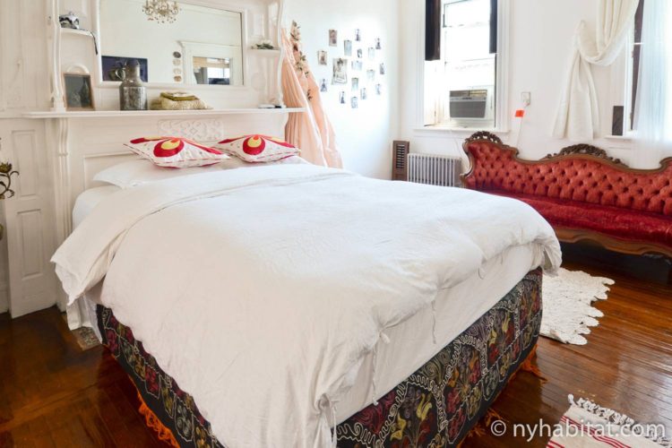 prevoir-saint-valentin-new-york-petit-prix-ny-14848-chambre-location-vacances-bed-stuy Photo d'un lit double et d'une causeuse dans la chambre de l’appartement NY-14848.