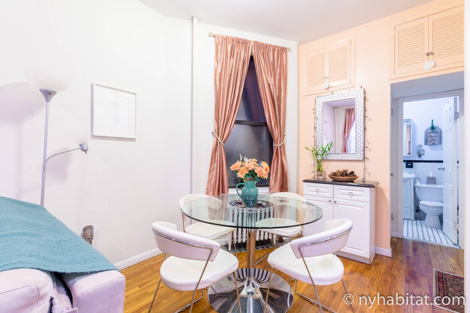 Photo d’une table, de chaises et d'un bouquet de fleurs dans le salon de l’appartement NY-15238