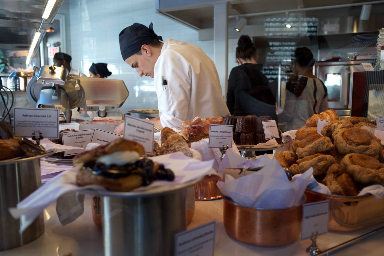 Photo d'un chef pâtissier en train de préparer des pâtisseries au Dominique Ansel Kitchen.