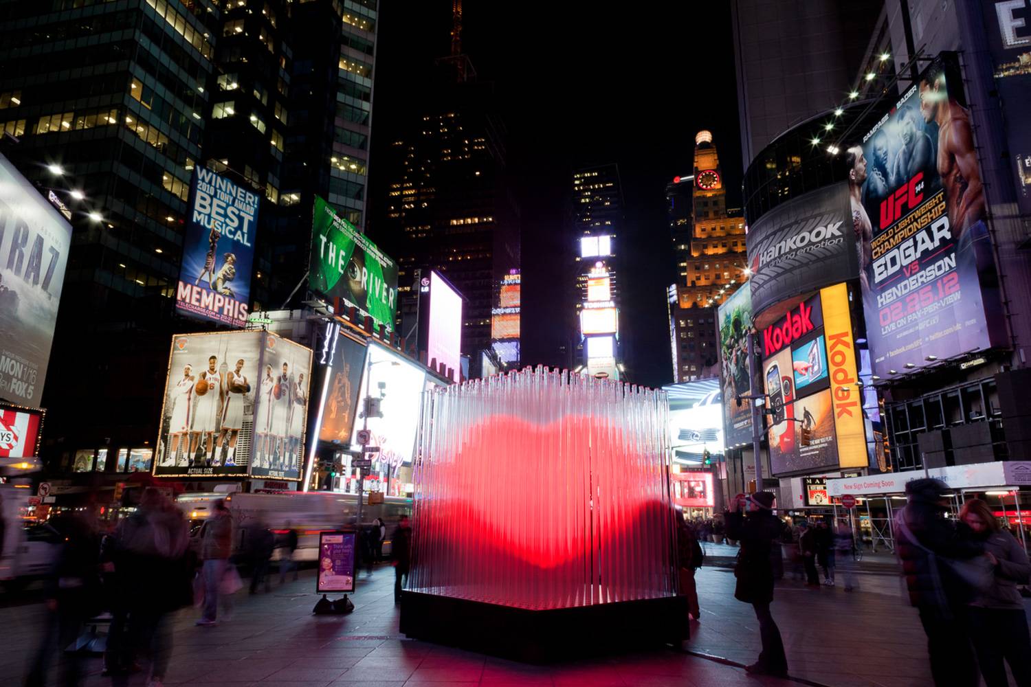Photo de la sculpture en forme de cœur de la Saint-Valentin à Times Square en 2012.