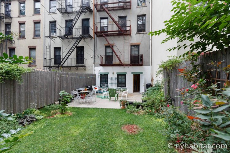 Photo du jardin à l’arrière de l’appartement NY-16507.