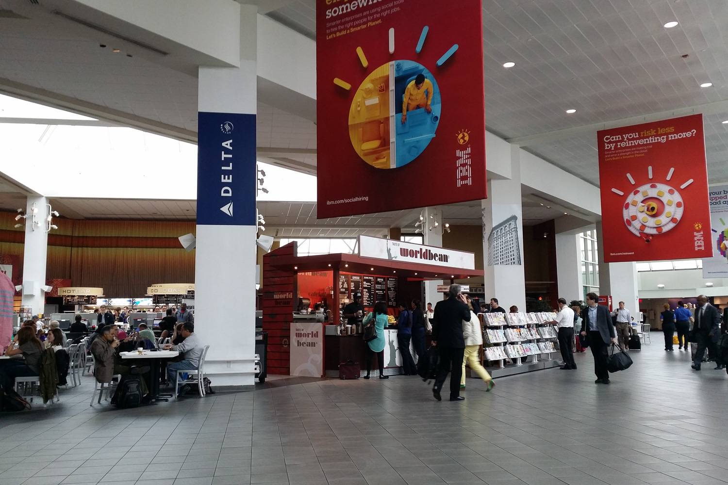 Photo de l’intérieur d’un terminal dans l’aéroport LaGuardia avec des établissements de restauration rapide.