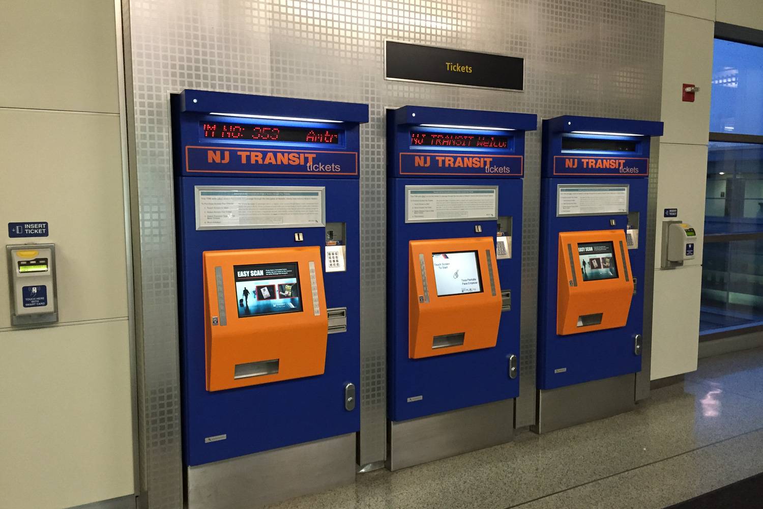 Photo des guichets du New Jersey Transit à l’aéroport international de Newark-Liberty.