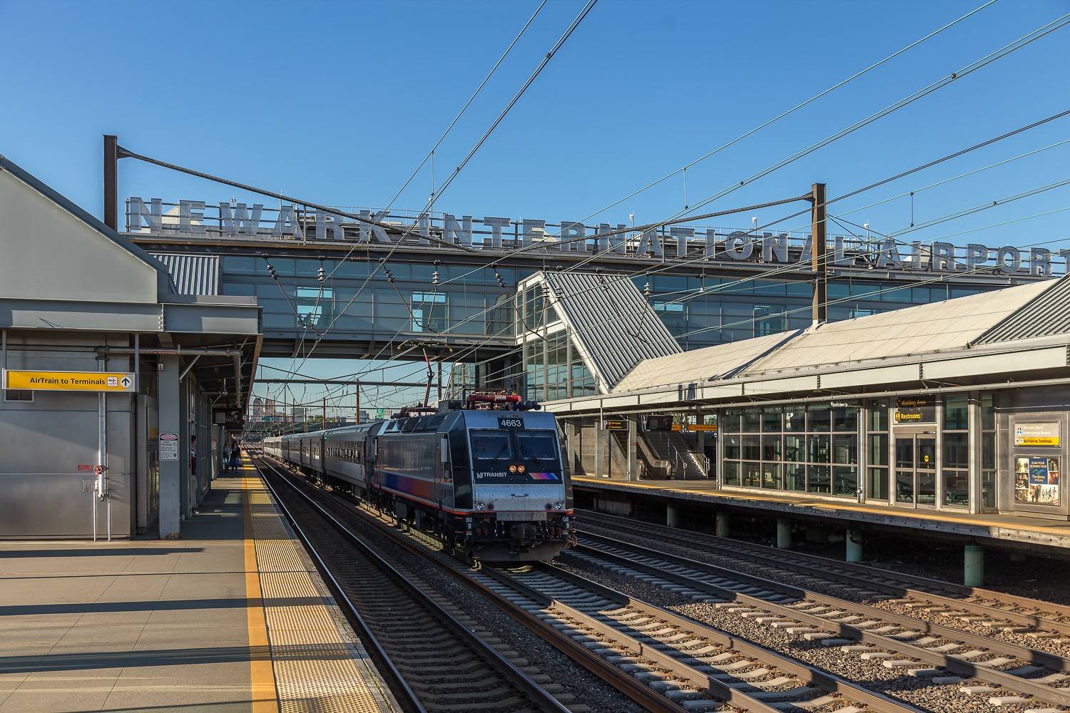 Photo d’un train du New Jersey Transit arrivant en gare de Newark Airport Station.