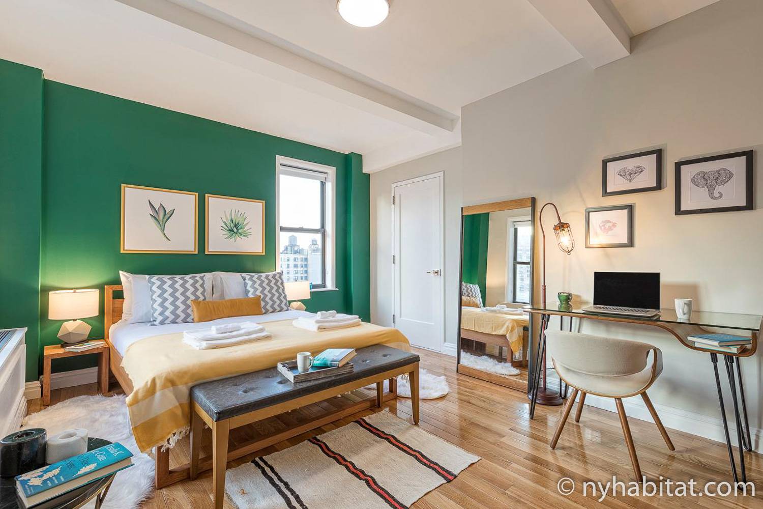 Photo de la chambre dans l’appartement NY-17625 avec lit queen-size, bureau et tableaux.