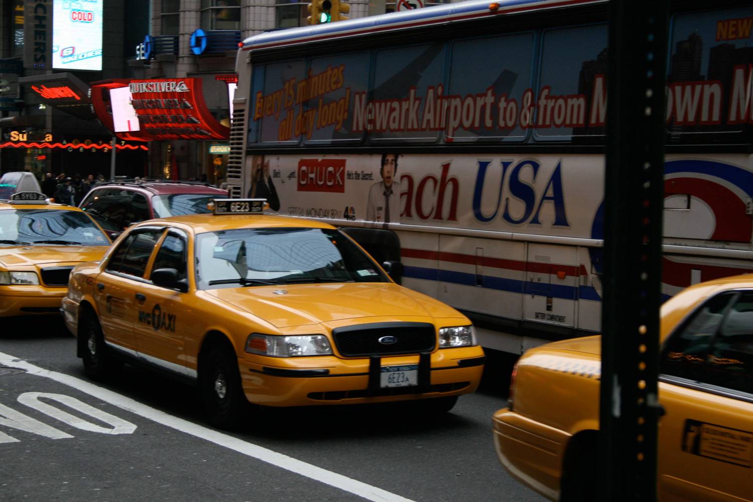 Photo de taxis jaunes new-yorkais devant la navette Newark Airport Express.