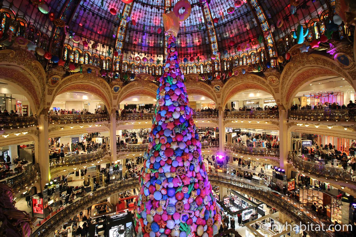 Photo de l’intérieur des Galeries Lafayette à Paris, décorées pour les fêtes.