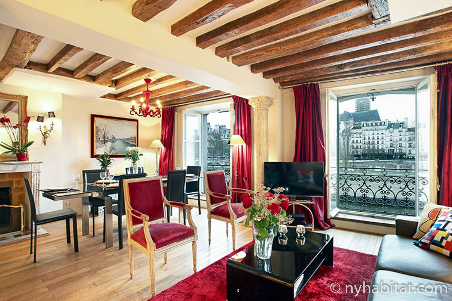 Photo du salon de l’appartement PA-3085 avec coin salon, table à manger et cheminée décorative.
