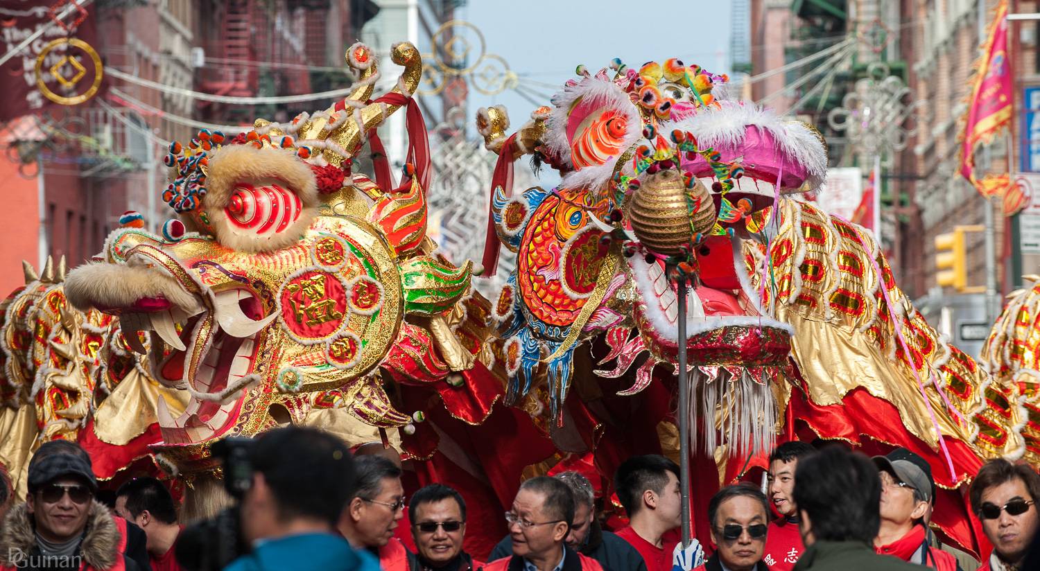 Photo de danseurs effectuant une danse du dragon lors du défilé new-yorkais du Nouvel An chinois