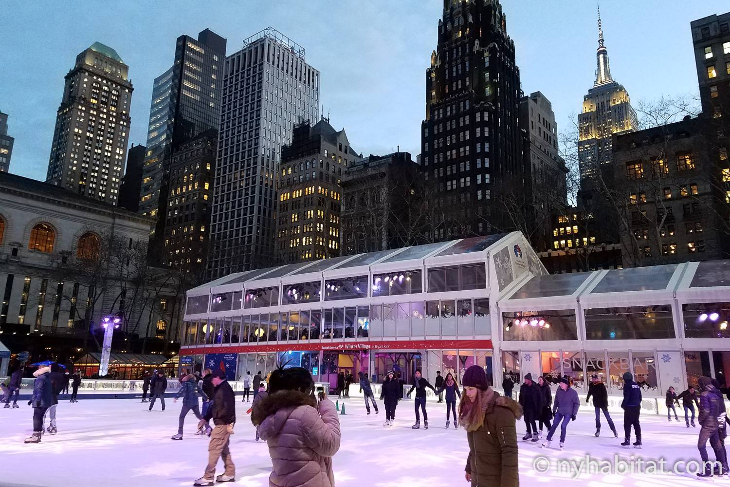Photo de la patinoire de Bryant Park en début de soirée