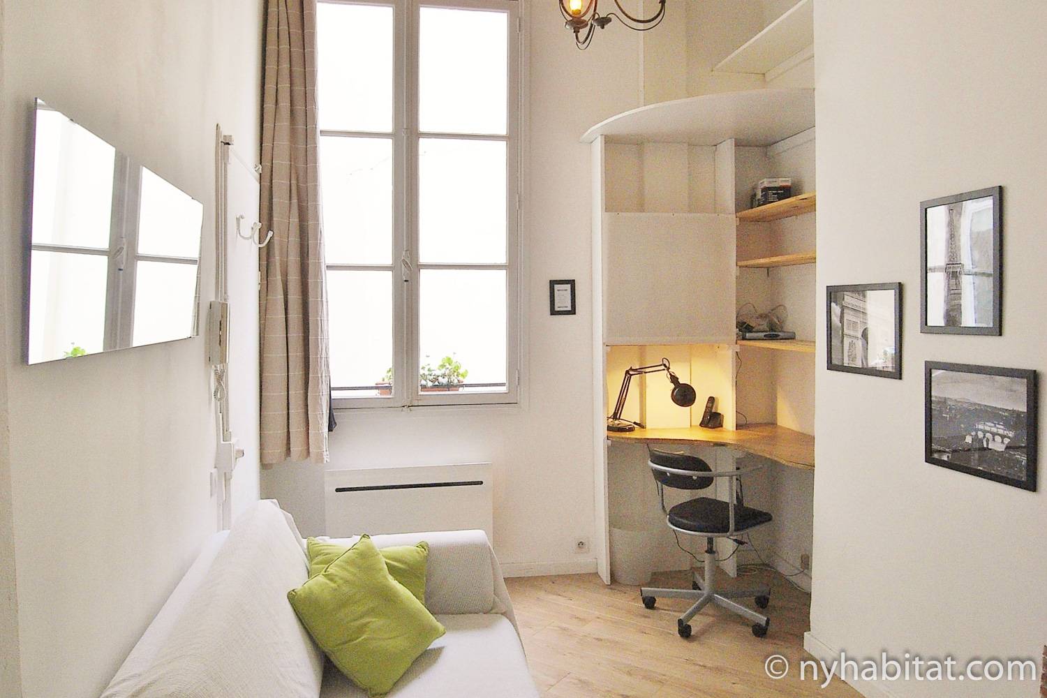 Photo de la pièce de vie de l’appartement PA-4611 avec un canapé et un bureau.