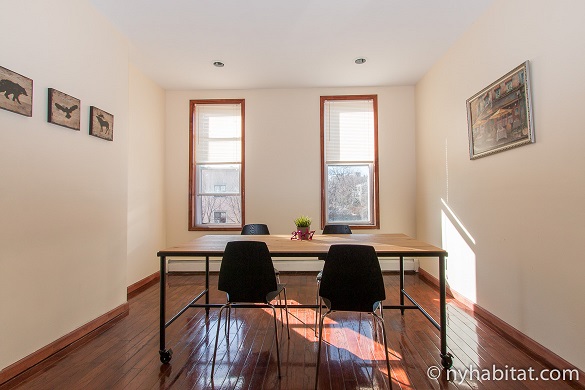 Photographie de la table de cuisine et de ses chaises dans l’appartement NY-17086