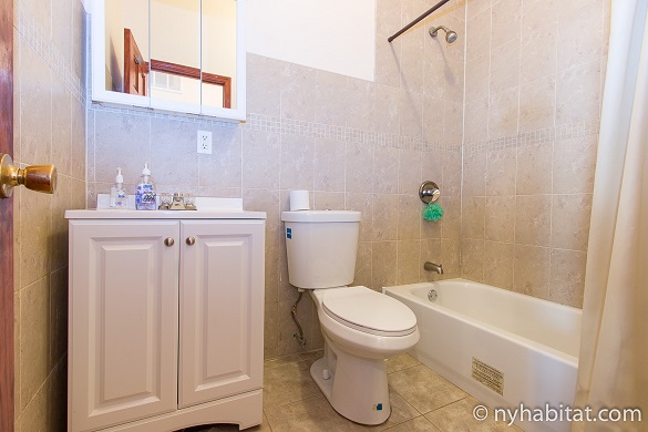 Photographie de la salle de bain partagée avec douche dans l’appartement NY-17086