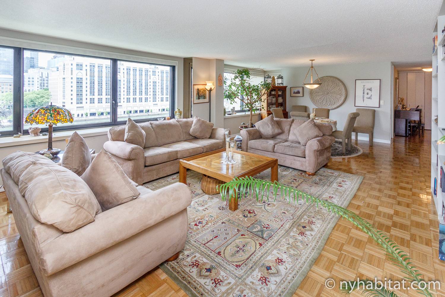Photo du séjour de la location NY-14708 avec des canapés, une table basse, un tapis, une table et des chaises.