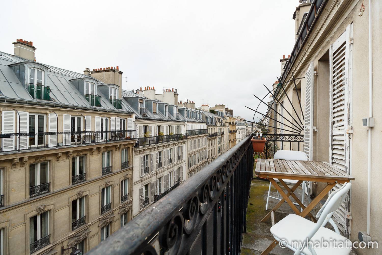Photo du balcon de l’appartement PA-3311 avec vue sur les toits de Paris.