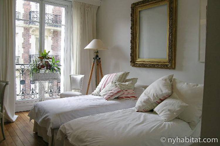 Photo d’une chambre de l’appartement PA-3703 avec deux lits simples.