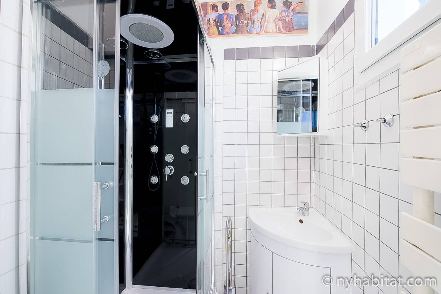 Photo de la salle de bains au carrelage blanc de l’appartement PA-4405.
