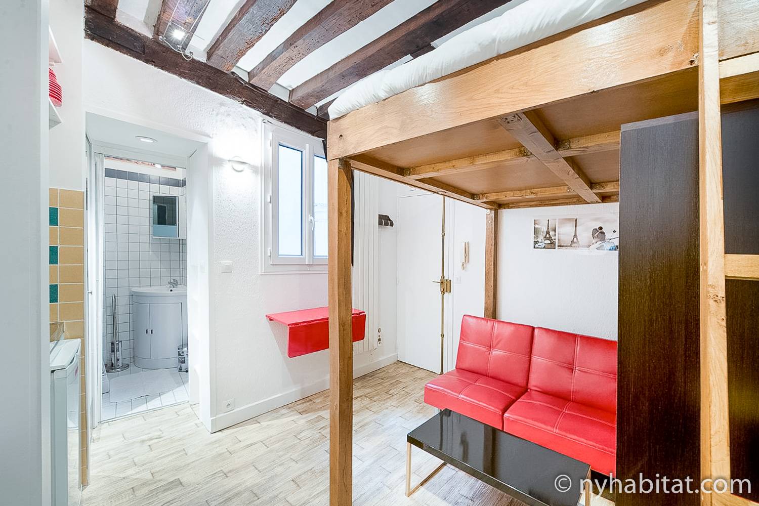 Photo de la pièce à vivre de l’appartement PA-4405 avec canapé et mezzanine.
