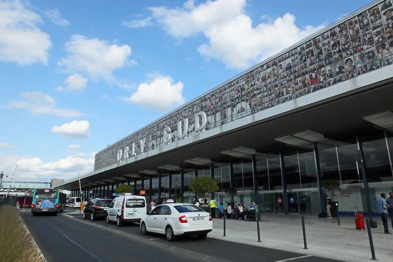 Photographie de l’extérieur du terminal 4 de l’aéroport d’Orly et de l’Orlybus.