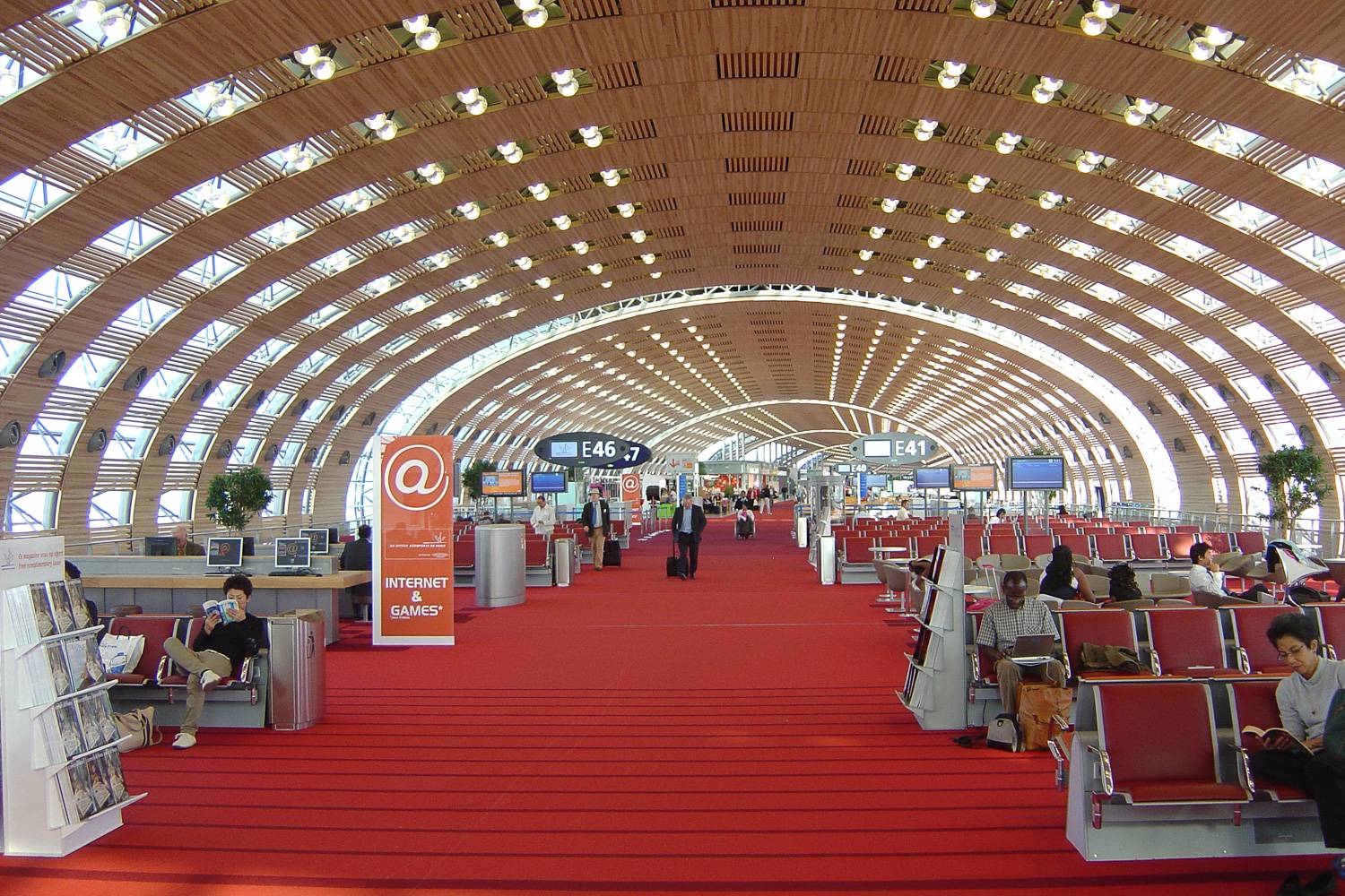 Photographie de l’intérieur du terminal 2E à l’aéroport Paris-Charles de Gaulle.