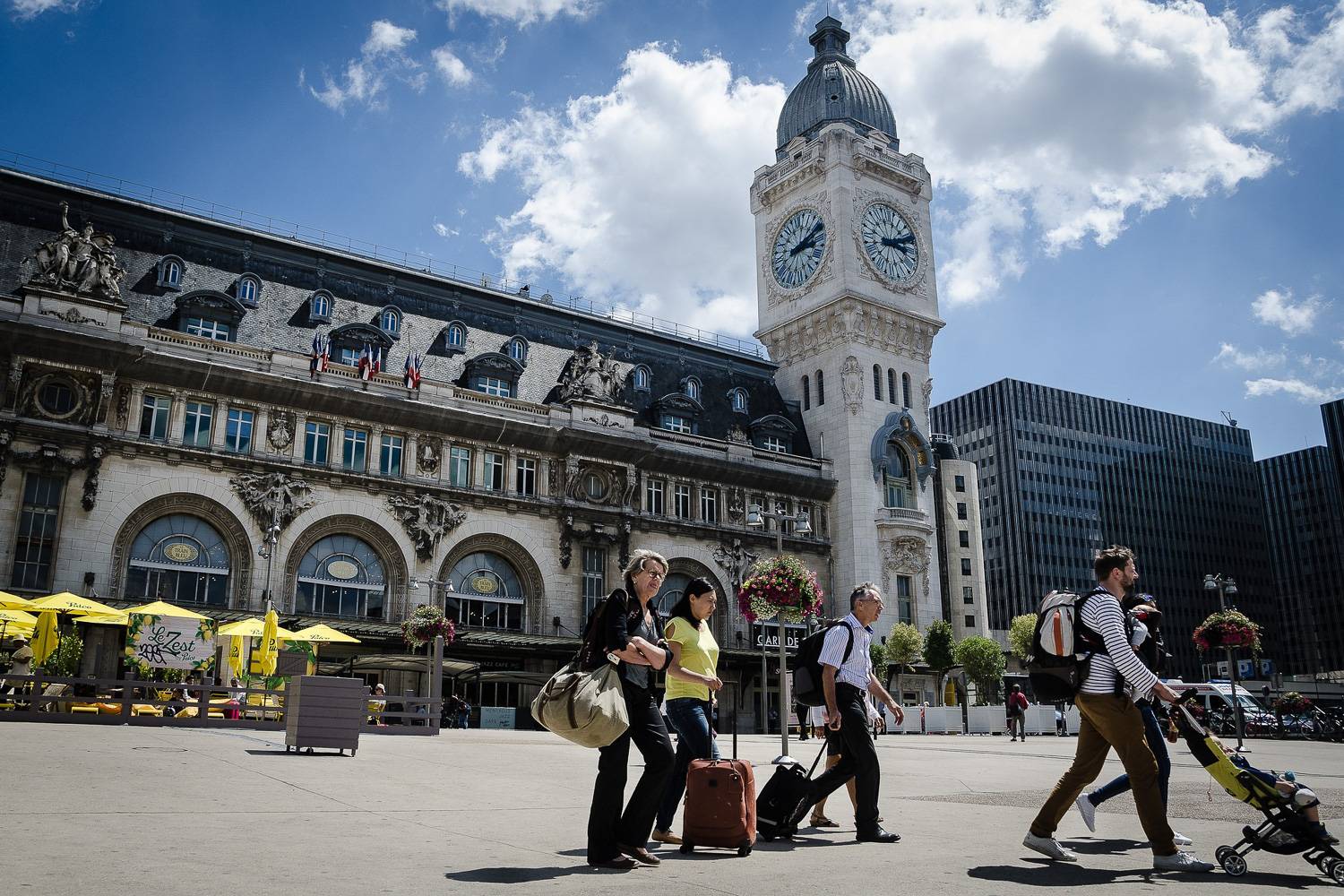 Photographie de la façade de la gare de Lyon à Paris par une journée ensoleillée.
