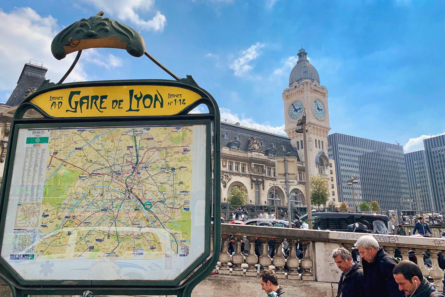 Photographie d’un plan de métro devant la gare de Lyon.
