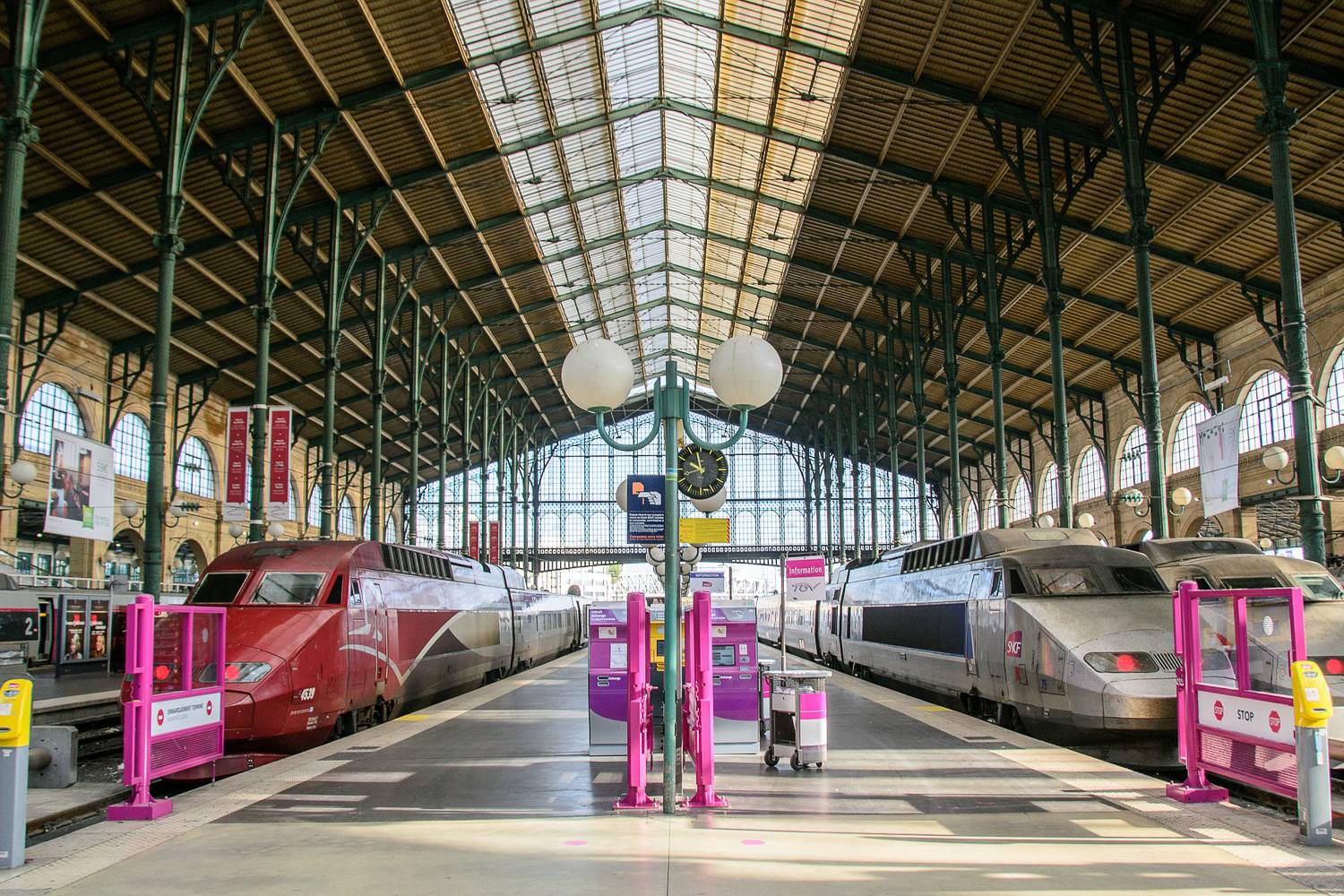 Photographie d’un quai de la gare du Nord de Paris.