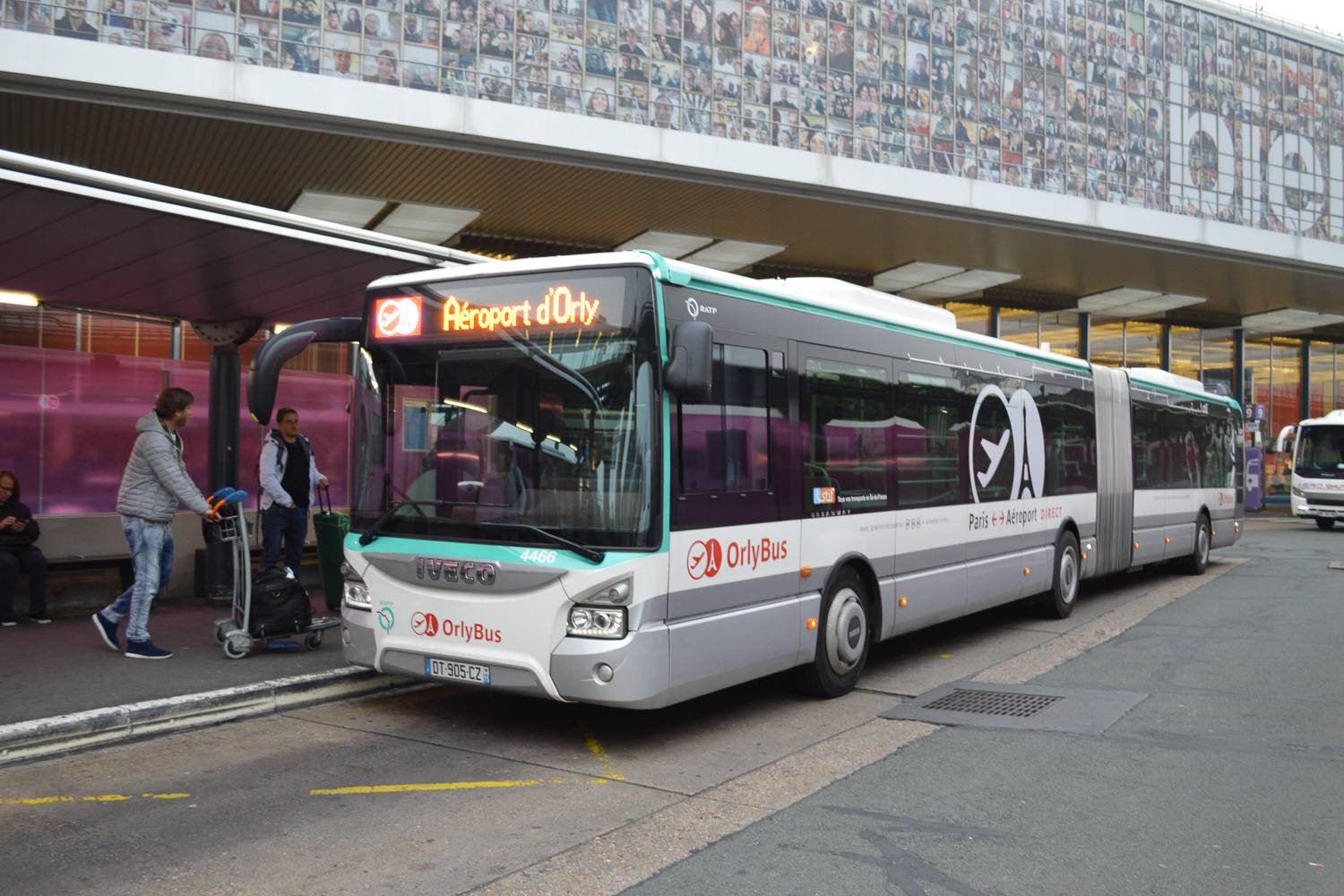 Photographie de l’Orlybus prenant des passagers devant l’aéroport d’Orly.