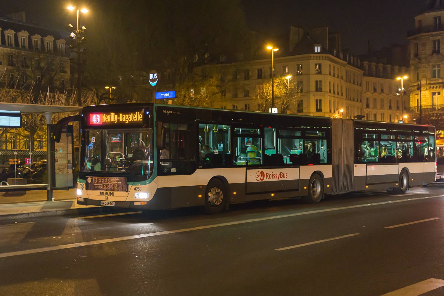 Photographie d’un Roissybus de l’aéroport CDG prenant des passagers dans la métropole parisienne.