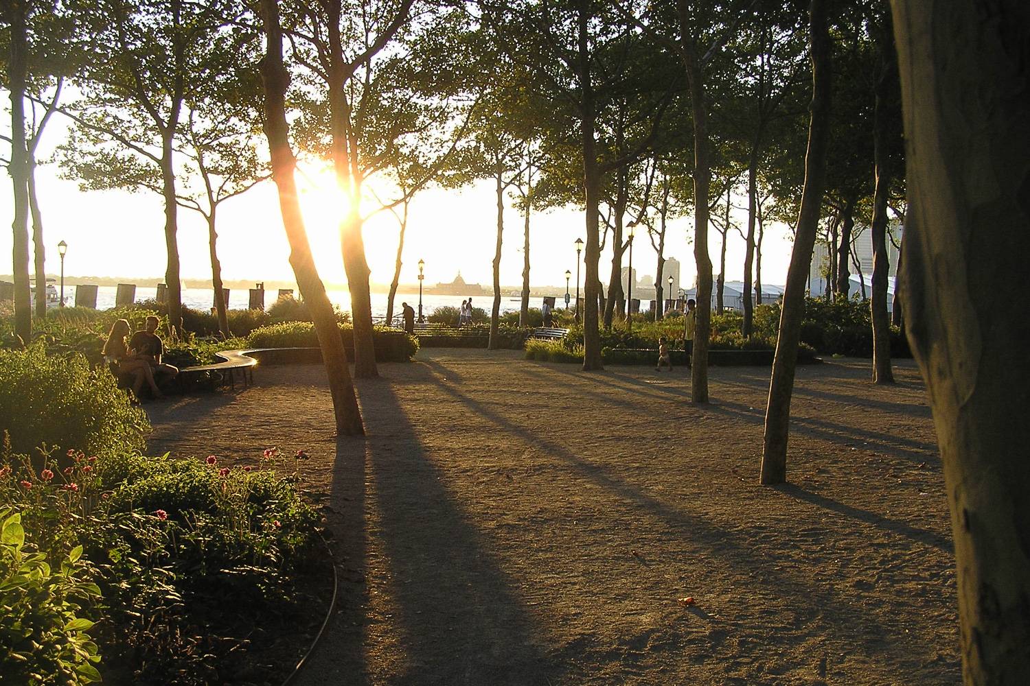 Photo de Battery Park au coucher du soleil.