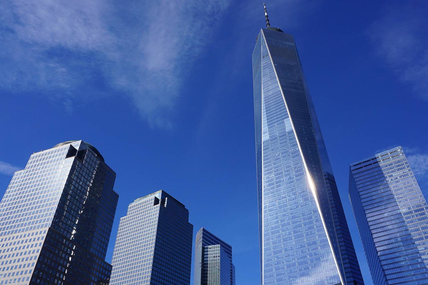Photo du One World Trade Center vu d’en bas.