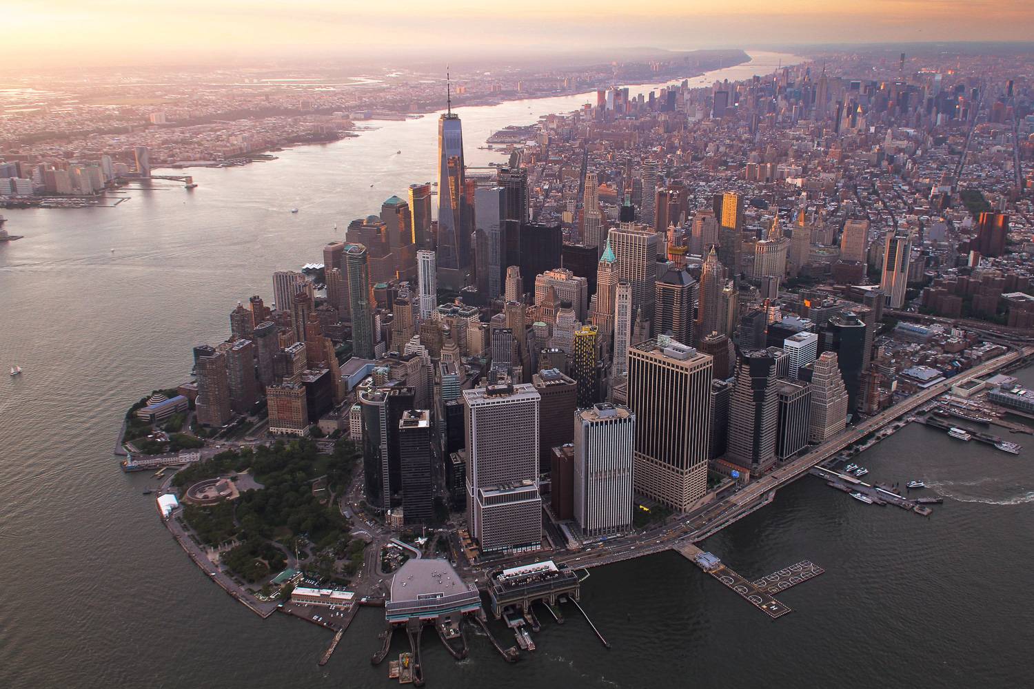 Photo du Financial District et du Lower Manhattan vu du ciel au crépuscule.