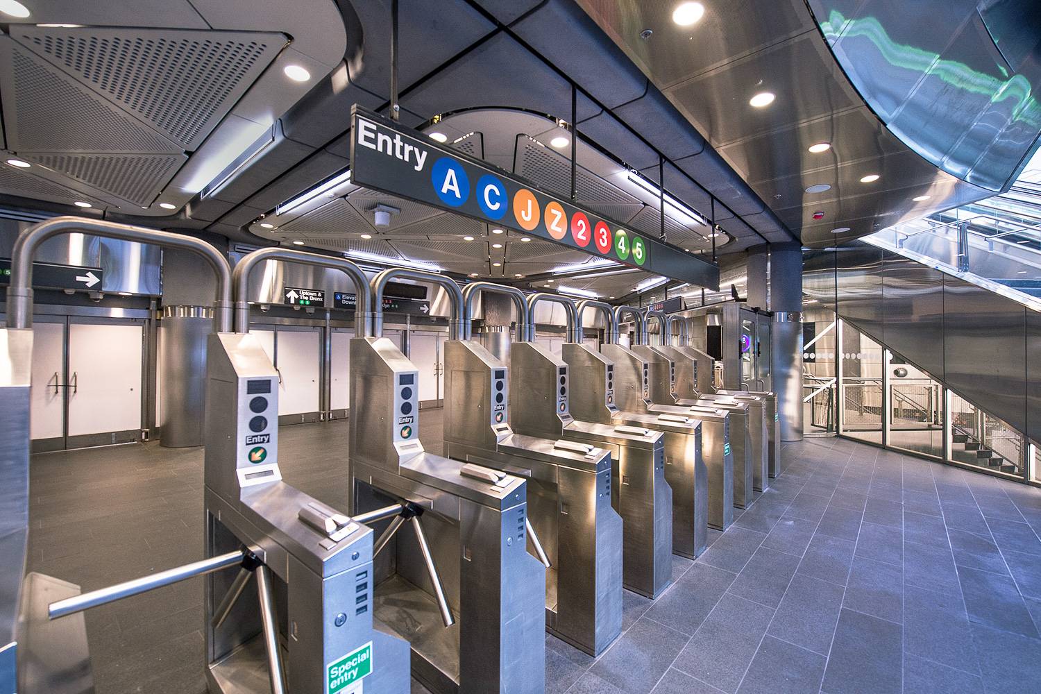 Photo des tourniquets de la station de métro de Fulton Center.