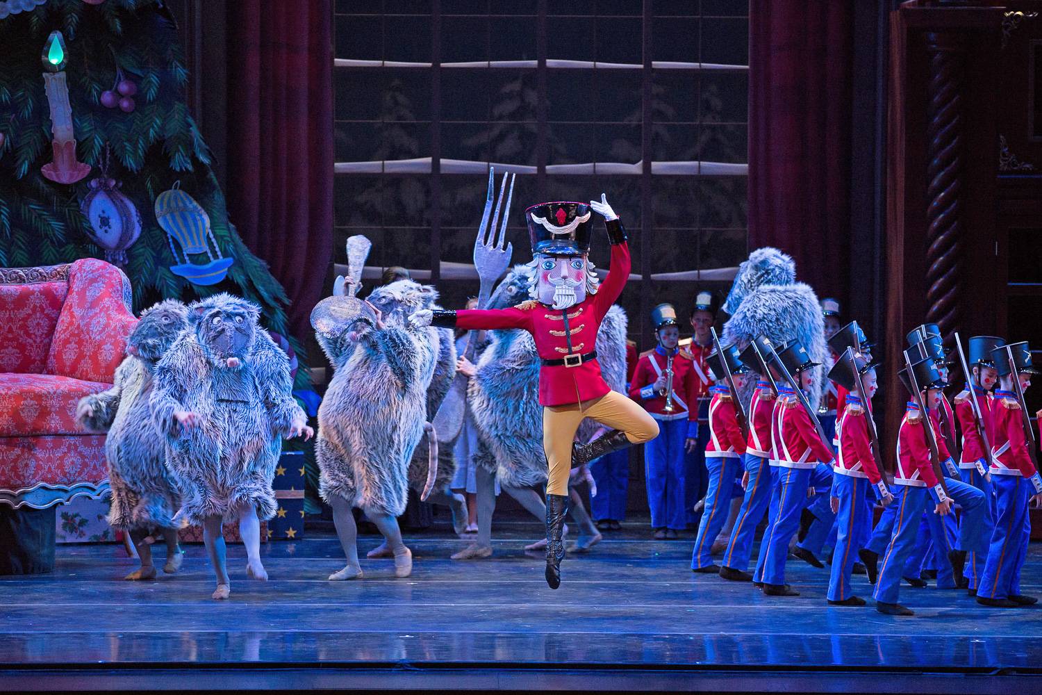 Photo de danseurs déguisés en soldats jouets et en souris au ballet de Casse-Noisette