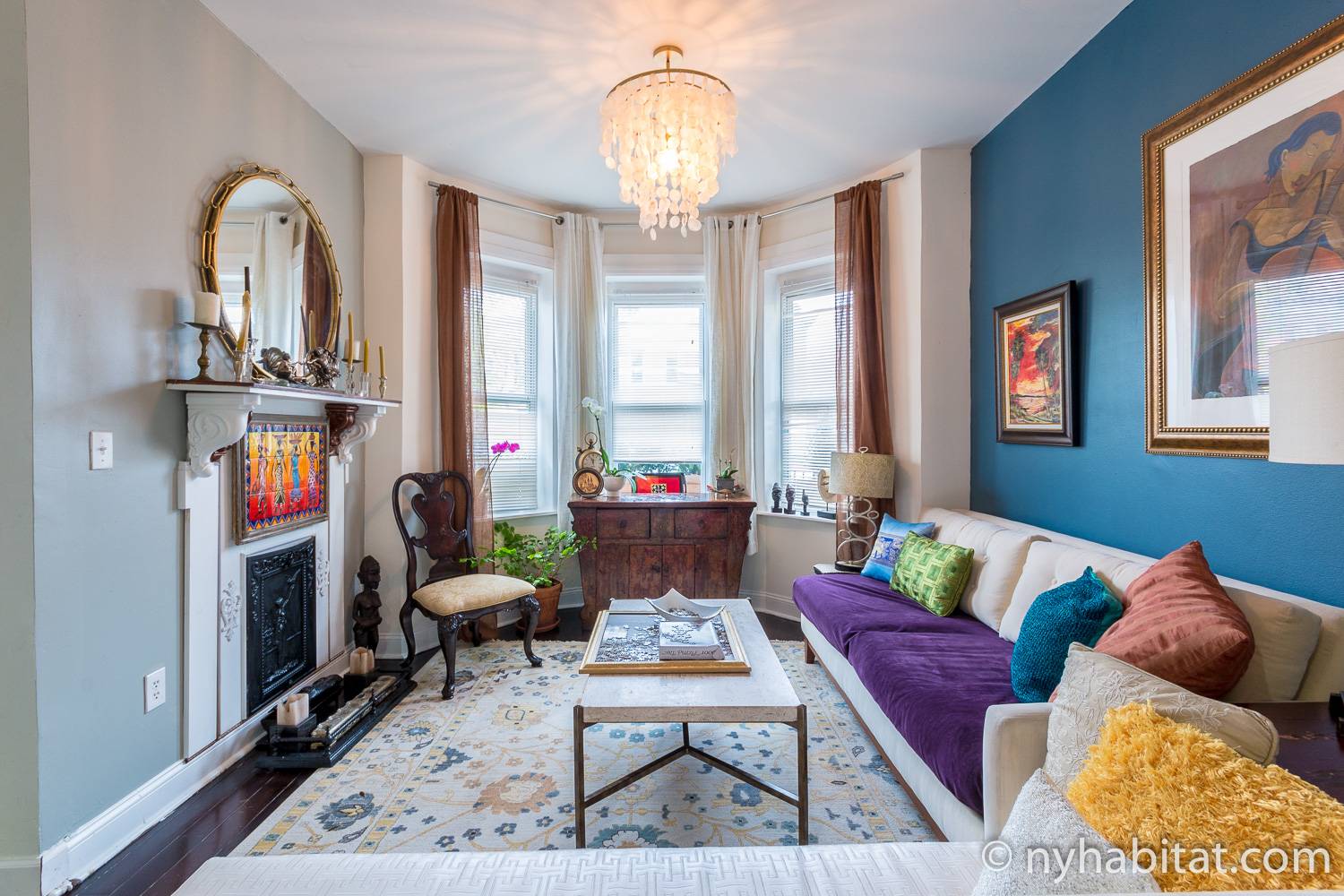 Photo du salon de l’appartement NY-17903 avec baies vitrées et cheminée décorative