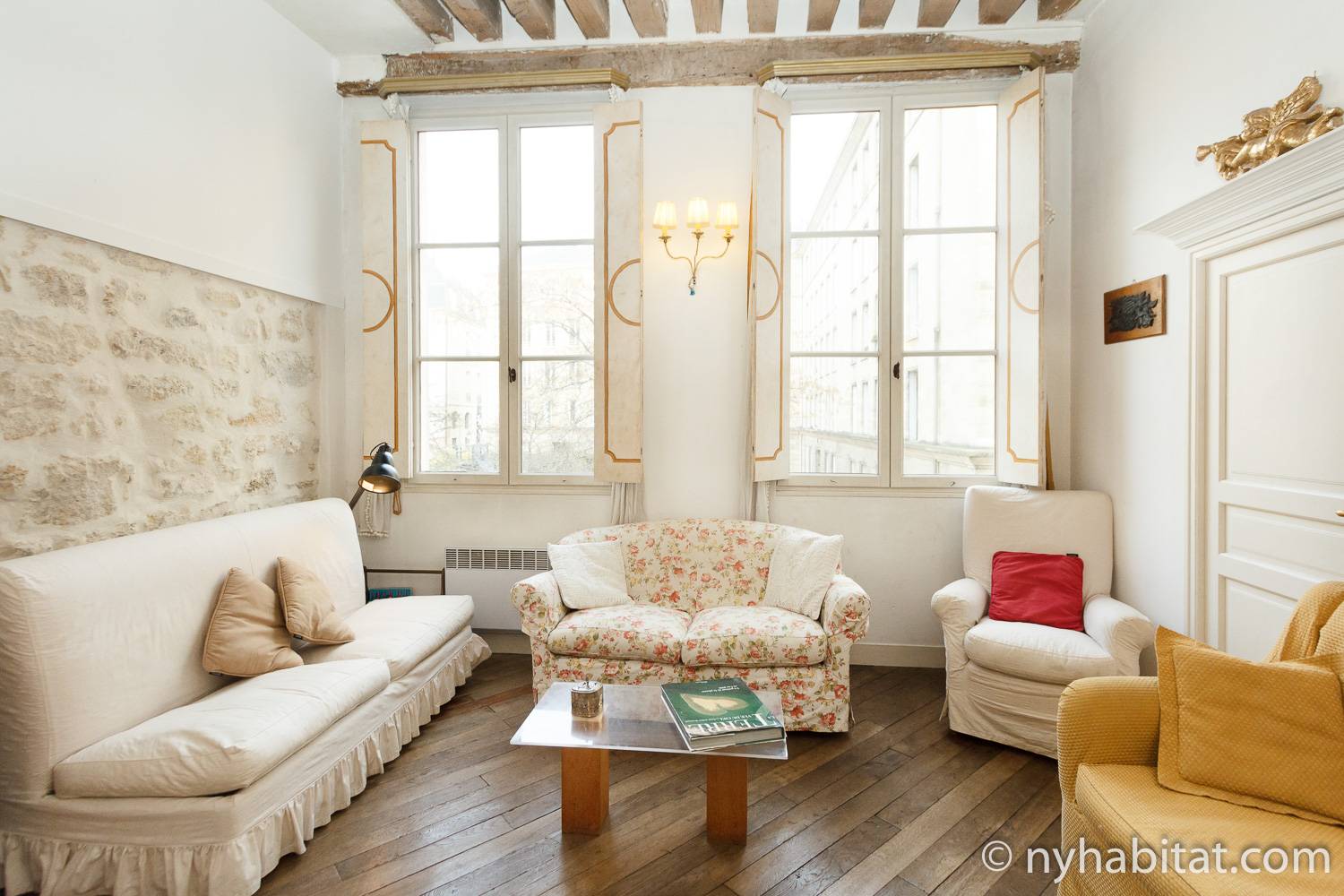 Photo de la location meublée PA-4608 avec du mobilier blanc et des touches de jaune.