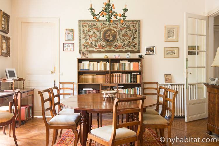 Photo de la location de vacances PA-4727 avec une table à manger en bois et un arrangement floral à l’arrière.