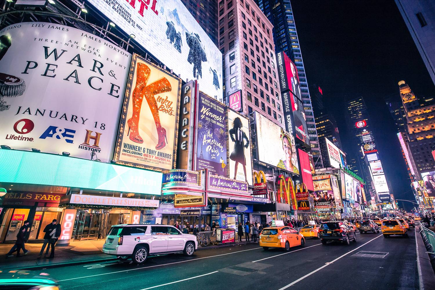 Image des panneaux publicitaires de Broadway éclairés par des néons (Crédit Photo : Unsplash)