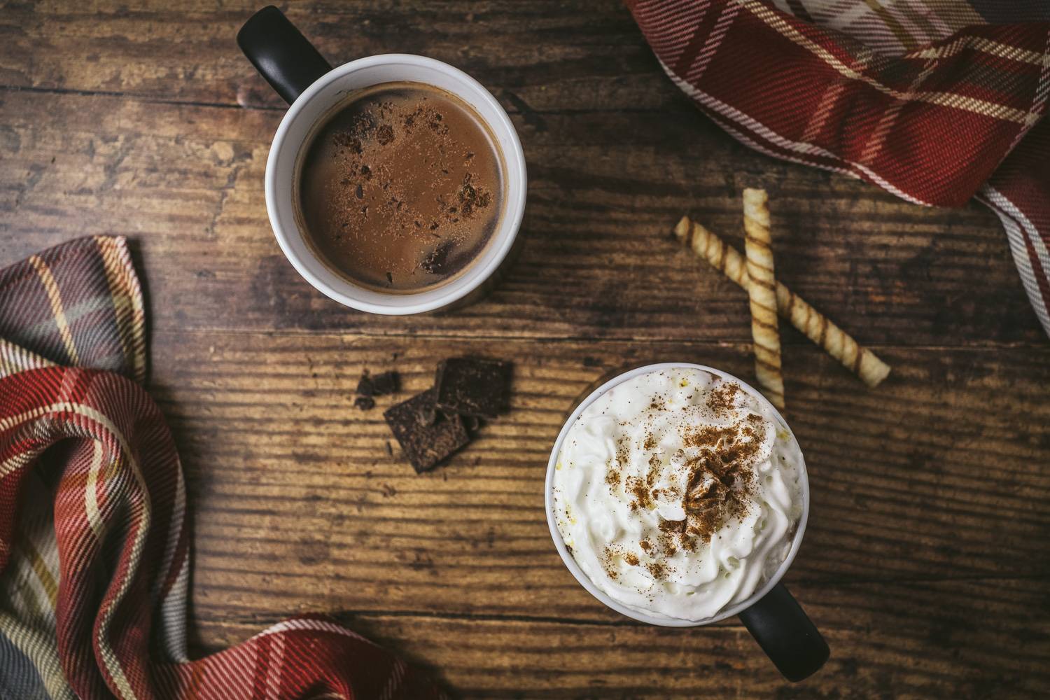 Image de deux tasses de chocolat chaud avec des biscuits (Crédit Photo : Unsplash)