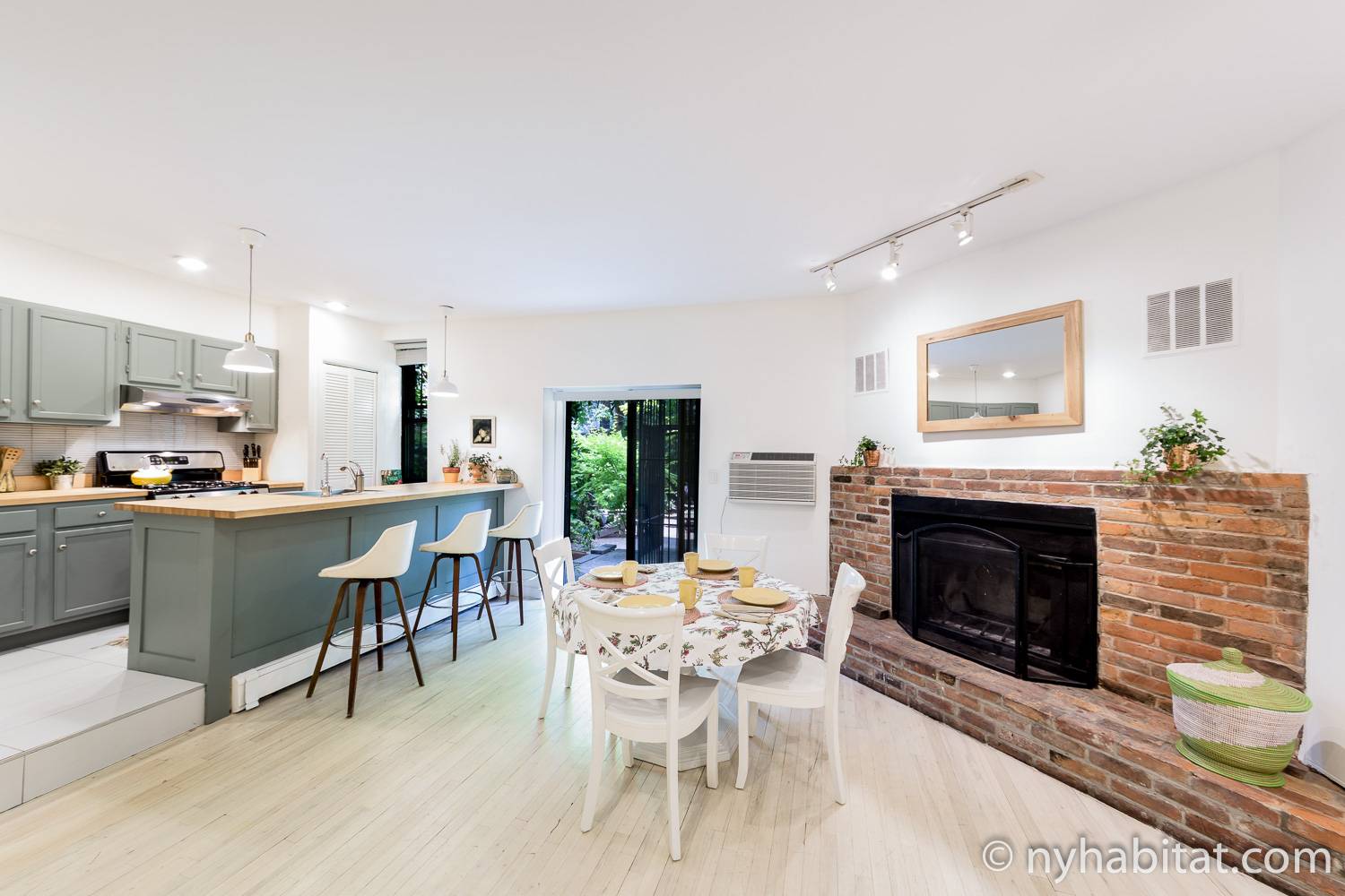 Image de la cuisine et de la salle à manger avec cheminée de l’appartement meublé T2 à Boerum Hill, Brooklyn (NY-15838)